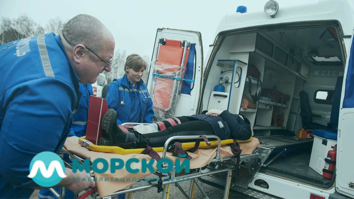 Перевозка пациента Врачи грузят пациента в машину