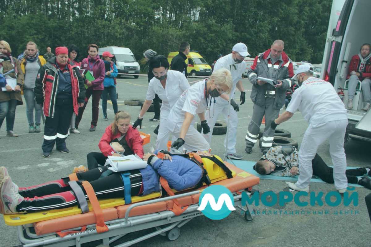 Врачи транспортируют больного Врачи транспортируют пациента