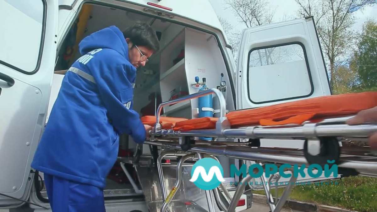 Медик и носилки Врач выкатывает носилки