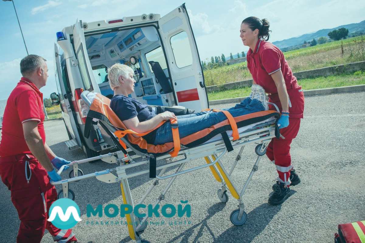 Транспортировка Врачи перевозят пациента