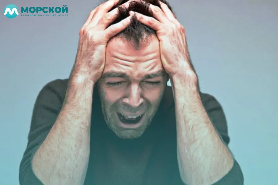 Мужчина орет схватившись за голову Мужчина орет схватившись за голову