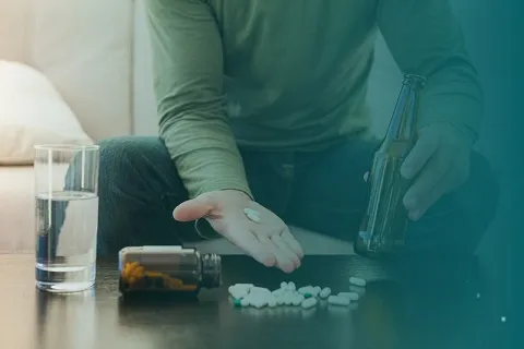 Мужчина с таблетками и пивом