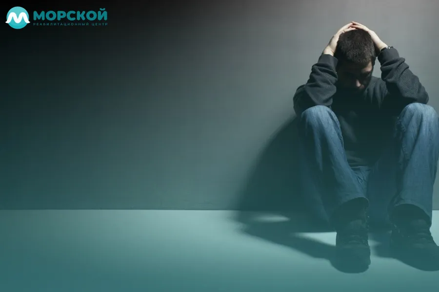 Мужчина сидит на полу Мужчина сидит на полу