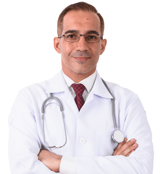 Врач стоит со скрещенными на груди руками