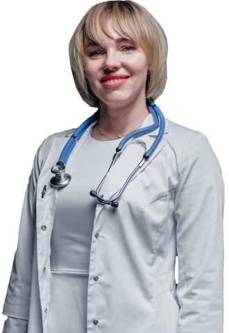 Врач-нарколог реабилитационного центра улыбается