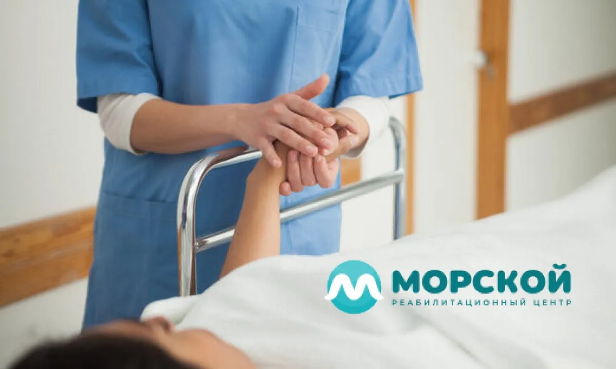 Врач держит руку пациента