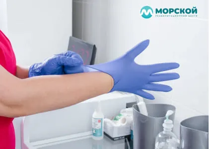 Процедура кодирования имплантом в клинике Медсестра надевает синие перчатки