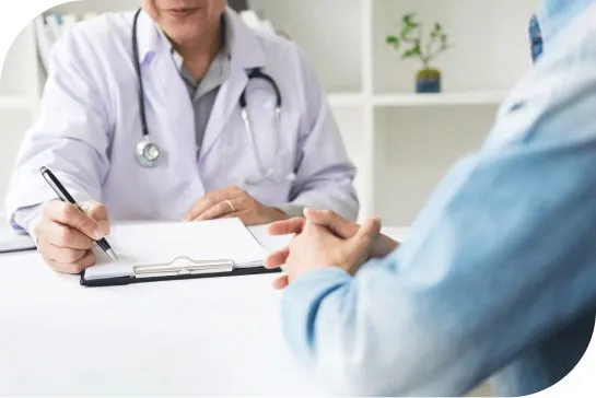 Врач и пациент Врач что-то пишет