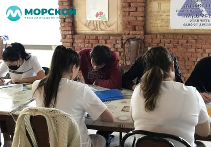 Реабилитация зависимых от кокаина Пациенты реабилитационного центра за столом