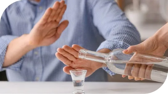 Мужчина и алкоголь Мужчина отказывается от алкоголя