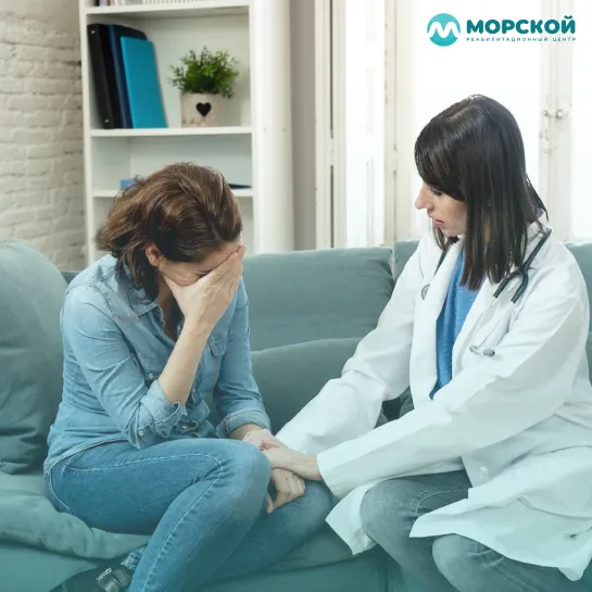 Психотерапевт поддерживает пациентку Психотерапевт поддерживает пациентку