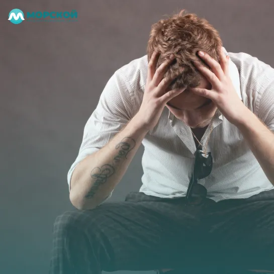 Мужчина взялся за голову Мужчина взялся за голову
