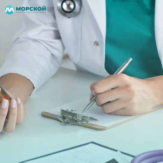 Врач выписывает таблетки Врач выписывает таблетки