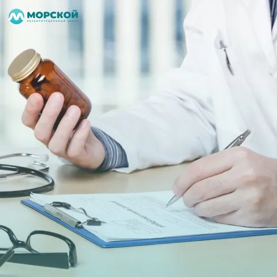 Врач выписывает таблетки Врач выписывает таблетки