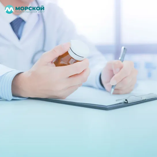 Врач выписывает таблетки Врач выписывает таблетки