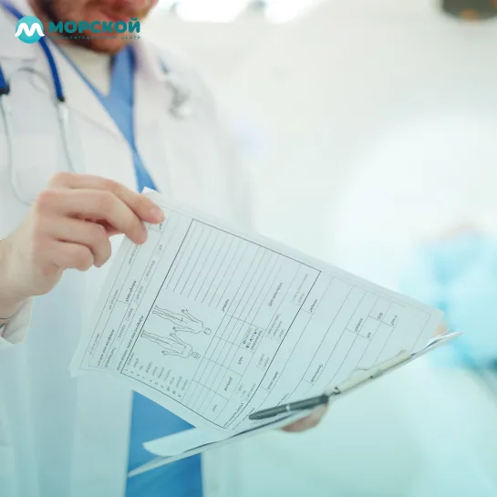 Врач смотрит анализы Врач смотрит анализы