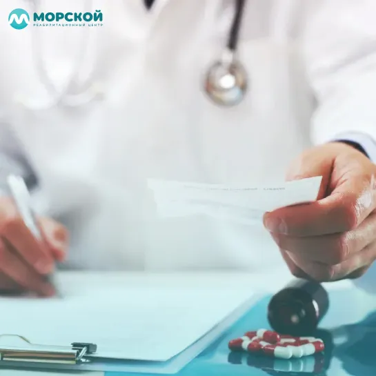 Врач выписывает таблетки Врач выписывает таблетки