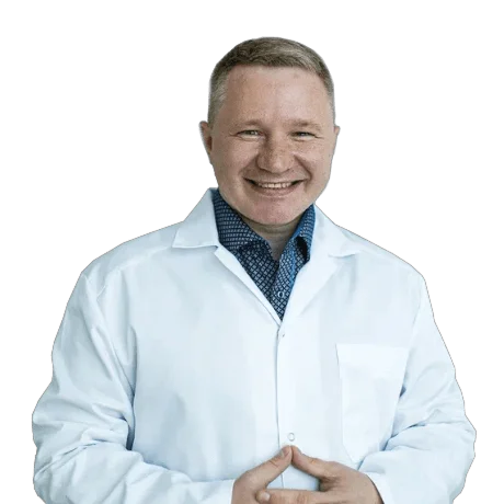 Фельдшер скорой помощи Ромчук Вячеслав Олегович стоит прямо в белом халате