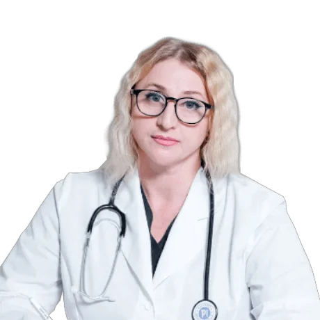 Психолог Зинченко Нина Михайловна стоит прямо в белом халате