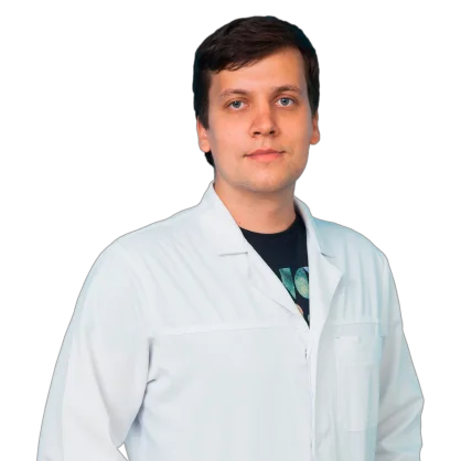 Фельдшер скорой помощи Чекулаев Руслан Александрович стоит прямо в белом халате