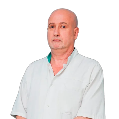 Врач психиатр-нарколог Гулин Игорь Вячеславович стоит прямо в белом халате