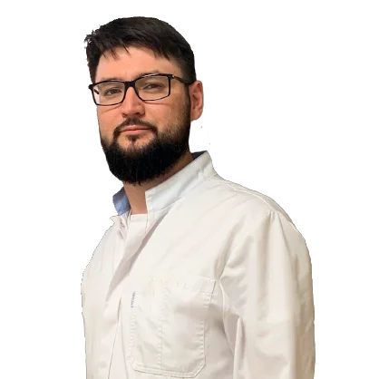 Нарколог Латыпов Рамиль Наилевич стоит прямо в белом халате